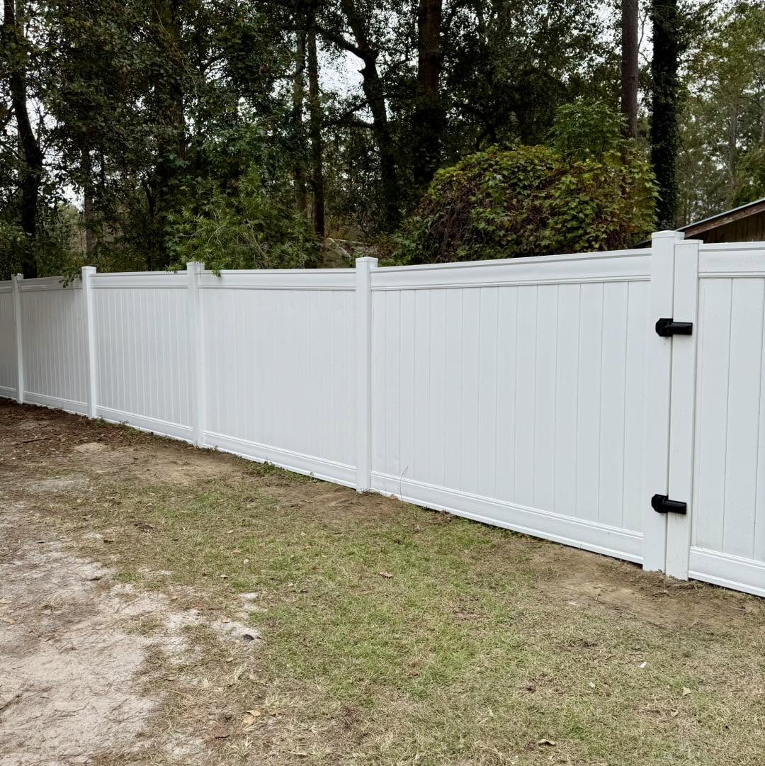 White vinyl privacy fence with gate